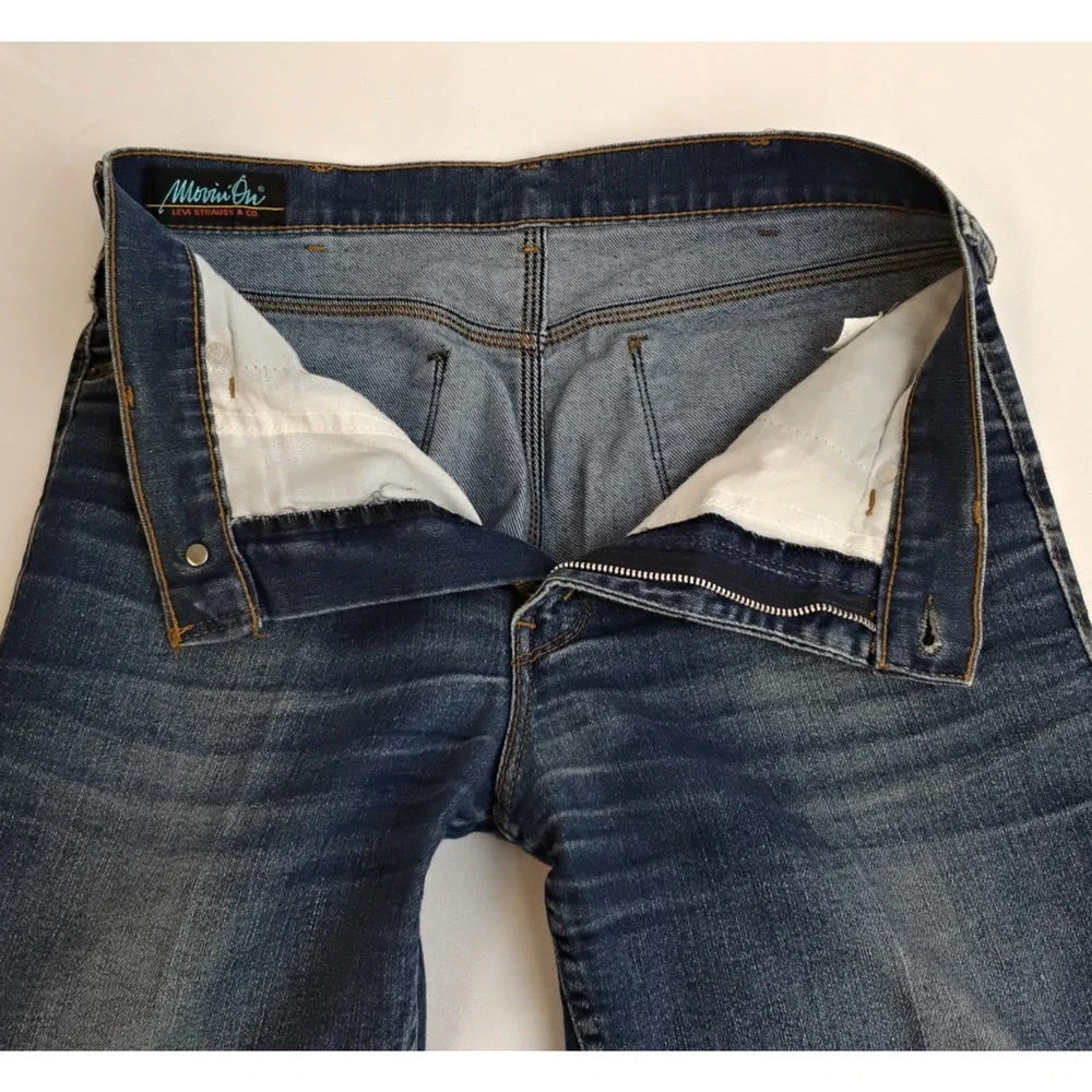 Levis levi movin